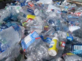 5 modi per eliminare le bottiglie di plastica 3 Eliminare le bottiglie di plastica