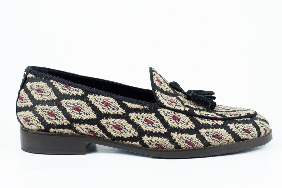 Dotz, un brand sostenibile e "umano" 2 DOTZ COLLEZIONE FW 24 25 3 MODELLO CON MALVA