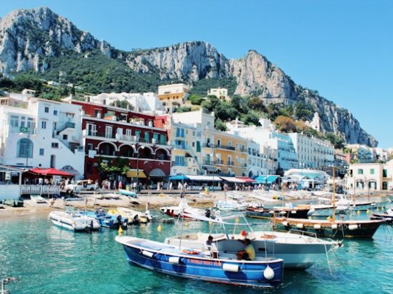 In spiaggia lo stile è cool e sostenibile 9