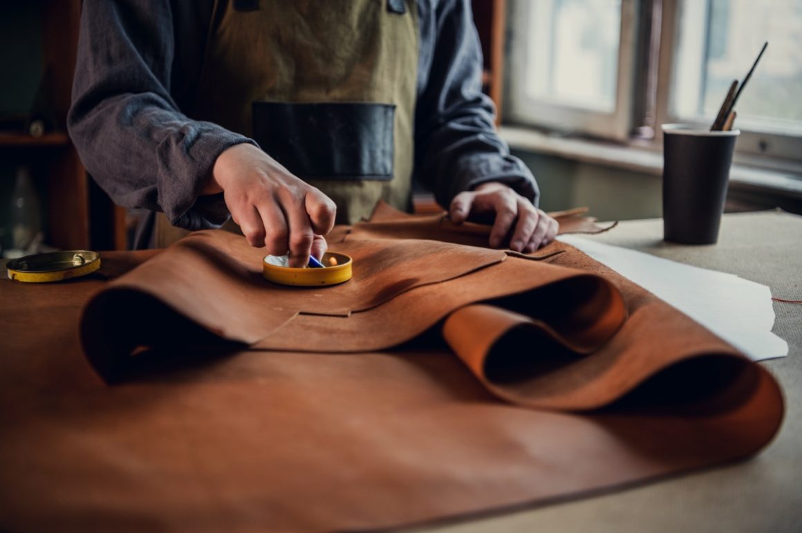 La moda e gli accessori tornano in vita con Revivo (Intervista a Matteo Merletti) 2 Revivo Leather Crafstman