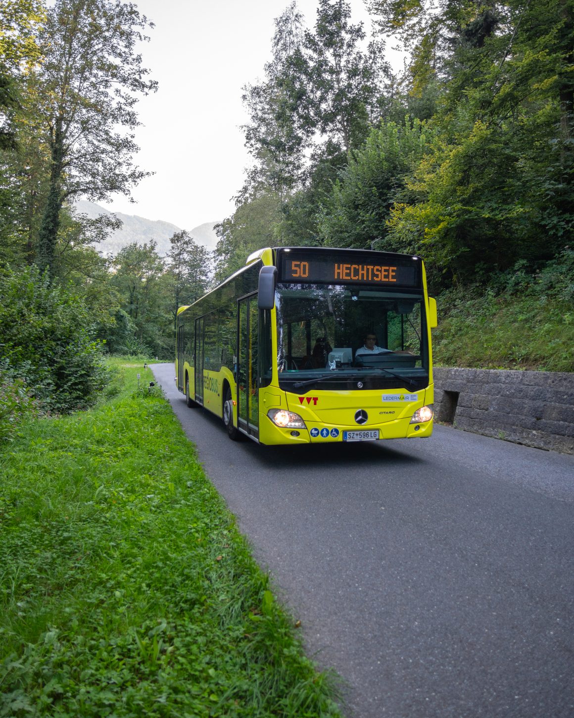 Kufsteinerland: il Tirolo green per un weekend o una settimana di viaggio sostenibile 3 Lautobus si dirige il lago Hechtsee cTVB Kufsteinerland Chris Borg