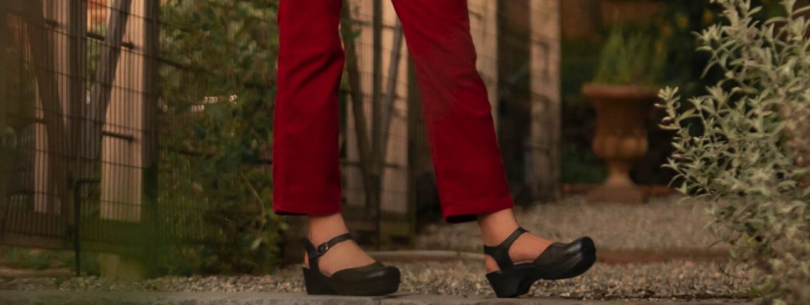 Le ciabatte glam si indossano all'aperto purchè siano sostenibili 2 dansko