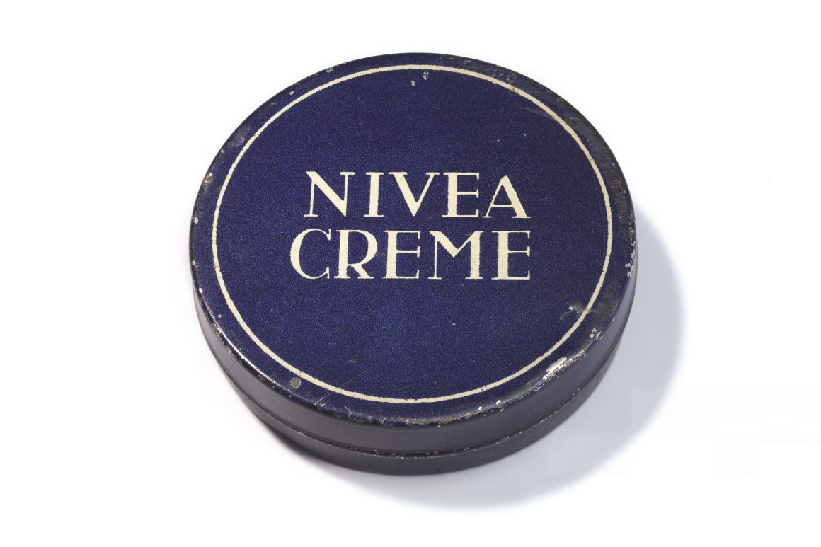 Beiersdorf celebra i 100 anni del design della sua iconica NIVEA Creme 2 NIVEA Tin 1925