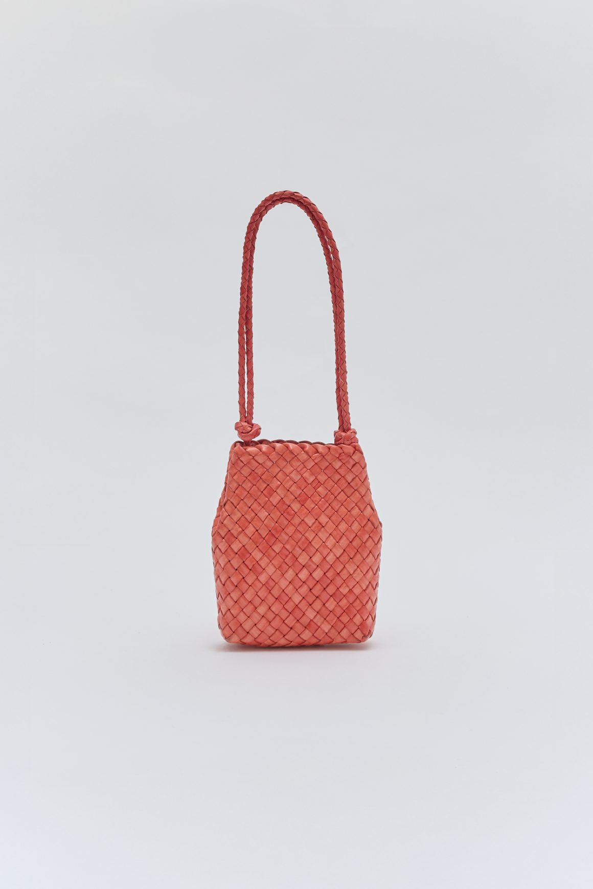 VEEV: quando una borsa intrecciata racconta storie di donne e tradizione 3 TEYLA 0530