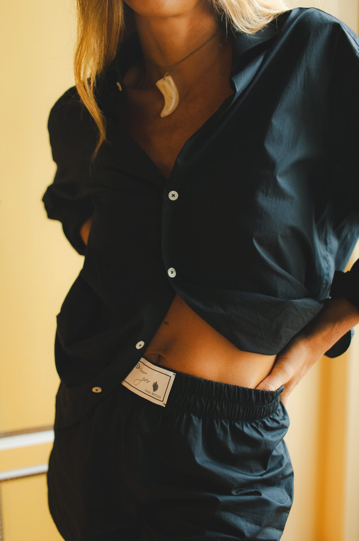 CARAMI’ FIRMA UN SET CAMICIA E BOXER PER LO STORICO GRAND HOTEL VILLA MEDICI DI FIRENZE 2 marte marie forsberg 06352025 1