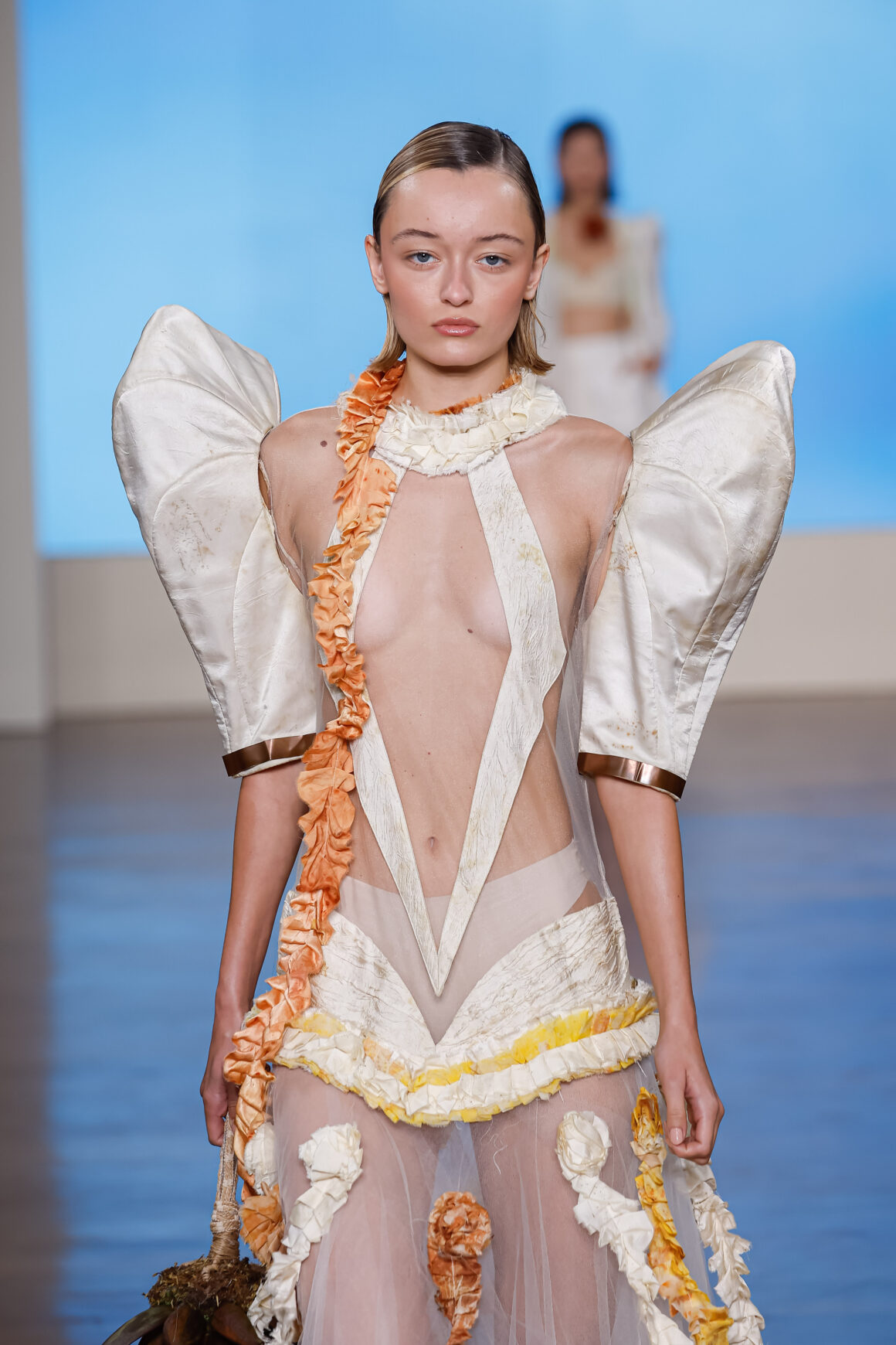 Camila Machado: l’haute couture sostenibile tra stampa botanica e scarti organici 2 07