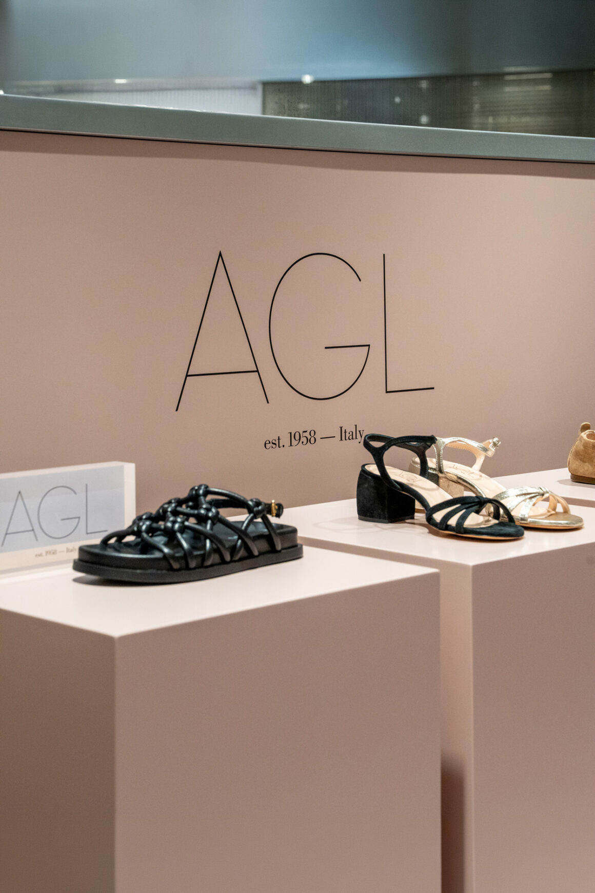 AGL e il lusso responsabile: tra economia circolare, artigianalità e sostenibilità reale nella moda calzaturiera 12 AGL Rinascente Showroom 2