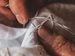 Il ritorno della riparazione: dal lusso al visible mending 2 hAlUBAAAAAAAAAADANyZwAAFF2mhIAAAAAElFTkSuQmCC