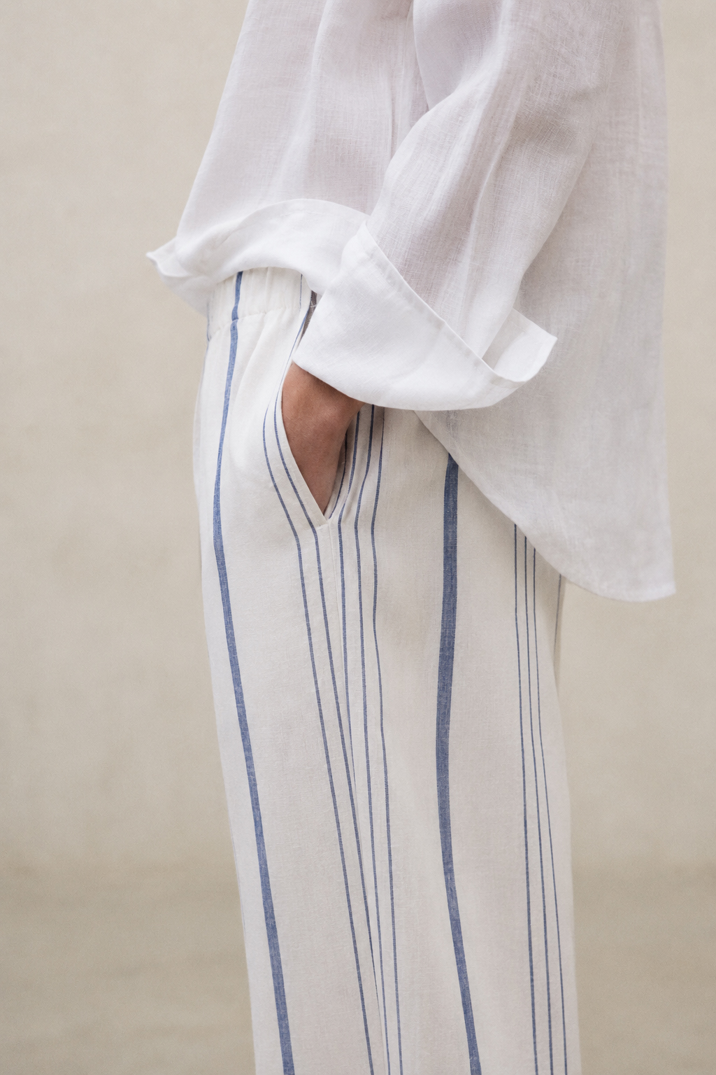 ECOALF celebra l'estate mediterranea con una collezione che unisce lino, canapa e design senza tempo 12 pantalon mossi blanco stripes